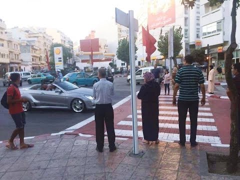 شاهد الملك محمد السادس ينزل من سيارته ليحادث شيخا يحمل أثقالا