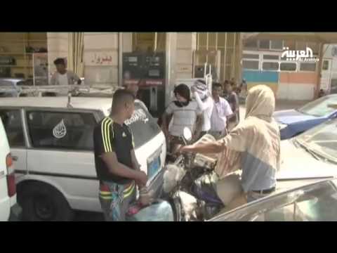 عدن تغرق في الظلام بسبب انقطاع الكهرباء