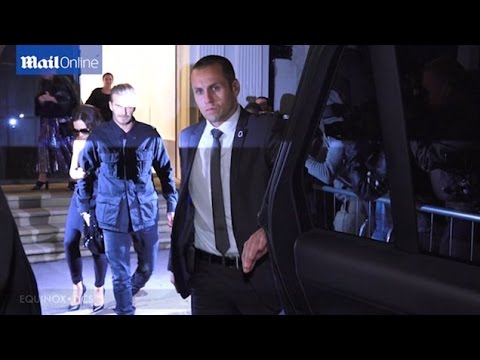 ديفيد بيكهام يغادر حفل خاص بعد تبول زوجته فى ملابسها