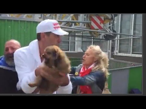 شاهد خناقة بين ناشطين حقوقيين فرنسيين ومتشرد