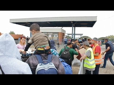 شاهد الآلاف من اللاجئين ينتظرون على الحدود الكرواتية الصربية