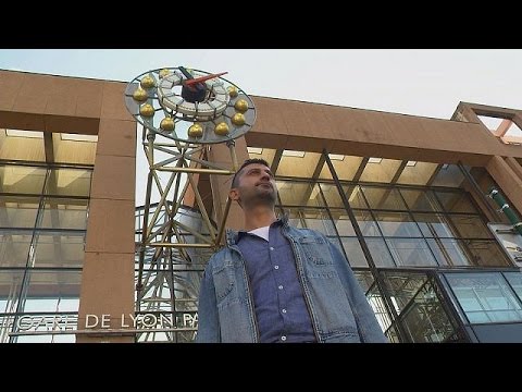 شاهد اللاجئ السوري صُهيب يتحدث عن كيفية بناء حياة في فرنسا