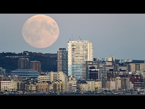 شاهد لون يميل إلى الاحمرار للقمر خلال خسوف نادر