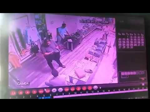 شاهد  دخول مفاجئ لثور هائج إلى داخل متجر ملابس