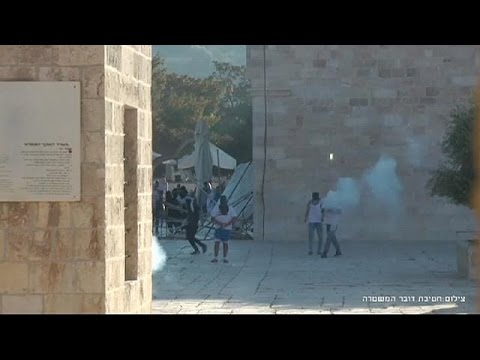 شاهد مواجهات في الأقصى إثر إخلاء الشرطة الإسرائيلية له من المصلين