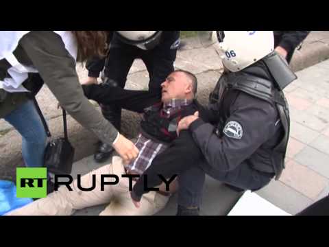 الشرطة التركية تلقي قنابل الغاز على متظاهرين من القطاع الصحي