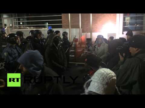 المواجهة بين المحتجين والشرطة تستمر في  فيرغسون الأميركية