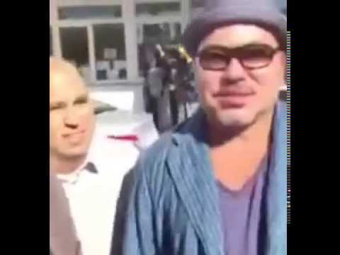 شاهد الملك محمد السادس يمزح مع المغاربة