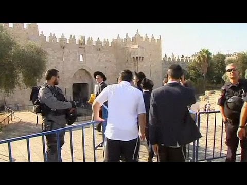 شاهد شرطة الاحتلال تمنع دخول الفلسطينيين إلى القدس القديمة