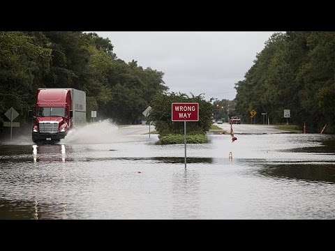 شاهد الأمطار الغزيرة في ولاية كارولينا تتسبب في مقل 8 أشخاص على الأقل