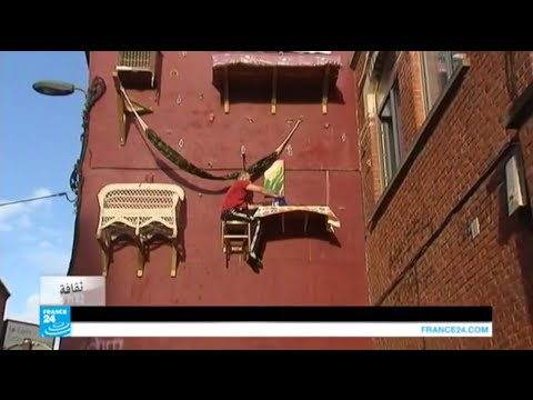 شاهد فنان معلق في الهواء لمدة أربعة شهور