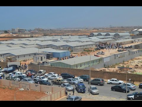 شاهد إقلاع طائرة من موقف سيارات في ليبيا