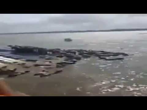 شاهدلحظات غرق سفينة شحن لبنانية