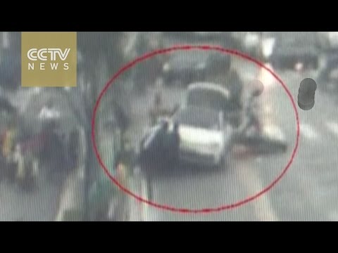 المارة يرفعون سيارة لإنقاذ رجل علق تحت عجلاتها فى الصين