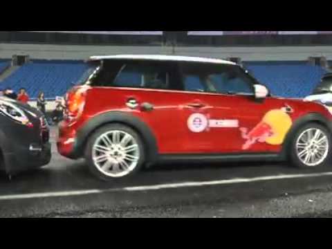 صيني يحطم الرقم القياسي في  الركن بين سيارتين