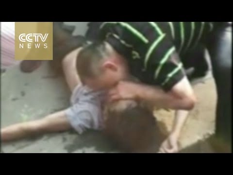 شاهد رجل يقفز في النهر لإنقاذ زوجين مسنين من الغرق