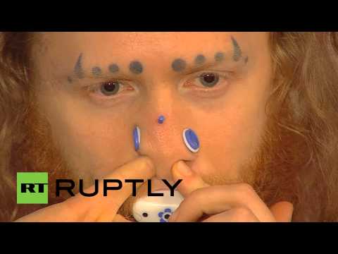 روسي يغيِّر ملامح وجهه ويتحوَّل إلى منقار البط