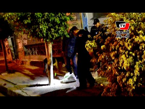 شرطي يقفز ليمسك بجسم مشتبه به على شجرة