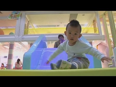 شاهد الحكومة الصينية تسمح للأزواج بإنجاب طفل ثانِ