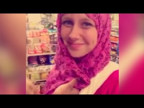 فتاة تتنكر بزى لاجئة سورية تحمل طفلًا