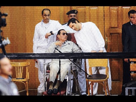 علاء مبارك يقبل جبين والده بعد حكم البراءة