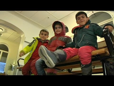 شاهد أسرة سورية تصل إلى السويد بهدف اللجوء