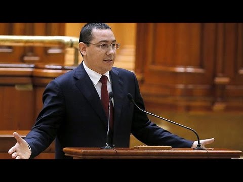 شاهد فيكتور بونتا يستجيب لمطالب الشعب ويستقيل من رئاسة حكومة رومانيا