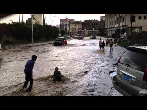 شاهد السعودية ودول خليجية تسيّر معدات لمساعدة اليمنيين العالقين