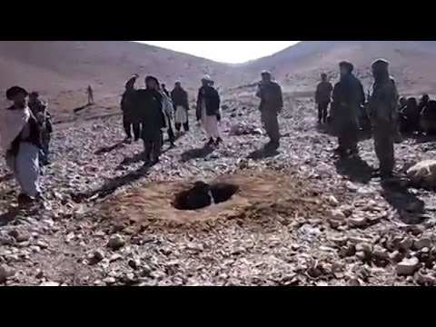شاهد طالبان وزعماء حرب أفغان يرجمون امرأة حتى الموت