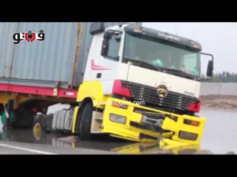 بالفيديو سيارة مقطورة تخرج عن المسار في وادي النطرون