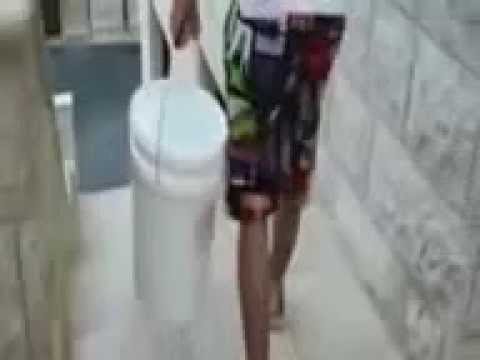 بالفيديو فلسطيني يضع ابنه في جردل ويغلقه عليه ثم يمشى به