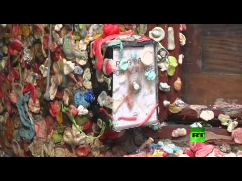 شاهد تنظيف جدار ملطخ بـالعلكة بعد مرور 20 عاما