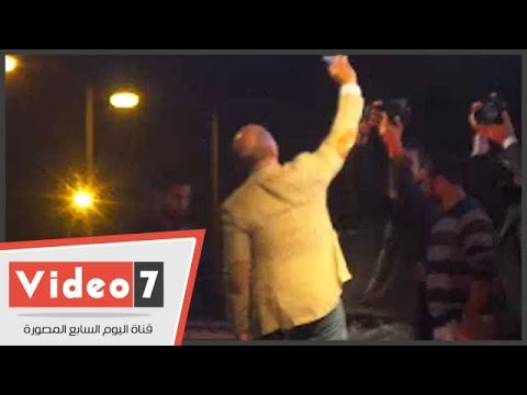 العسيلي يلتقط سيلفي مع طلاب جامعة مصر