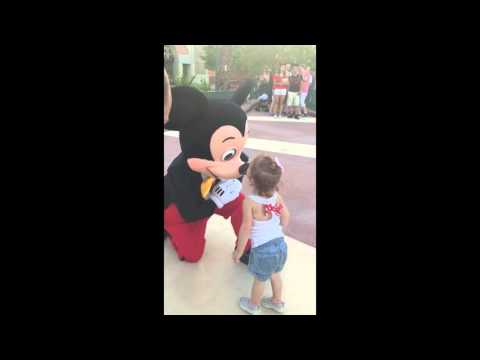 رد فعل طفلة تعشق ميكي ماوس