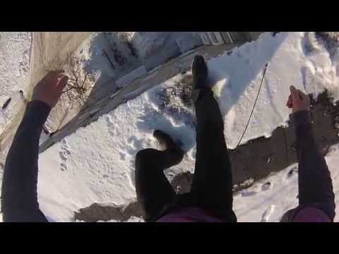 شاهد متهور يقفز من الطابق الخامس على كومة ثلج