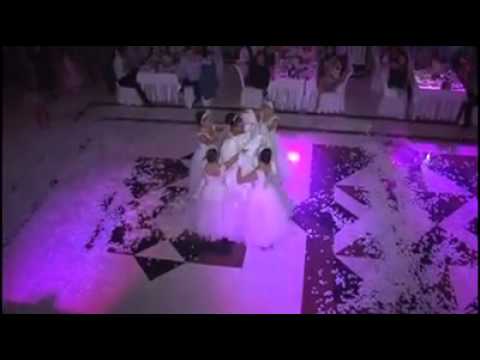عروسة تفاجئ عريسها برقصة مميزة