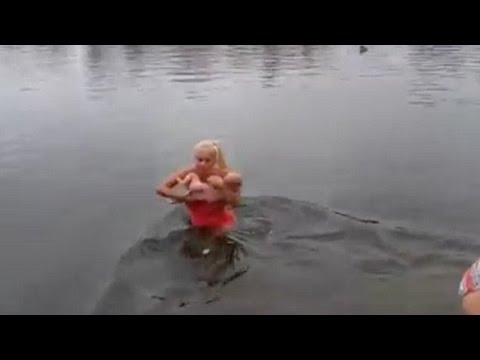 أم روسية تضع رضيعها في بحيرة متجمدة