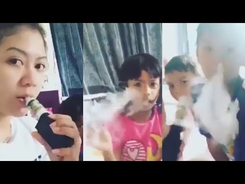 شاهد أطفال يدخنون الشيشة بمساعدة والدتهم