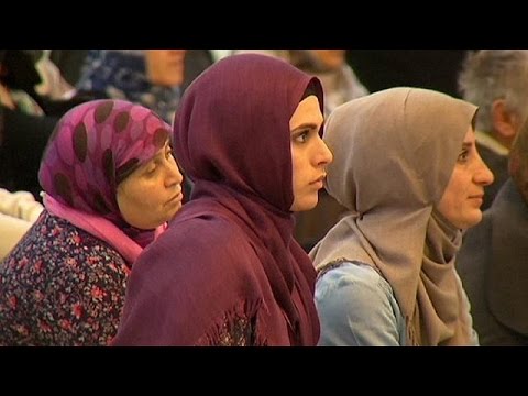 فيديو المسلمون في فرنسا يصلون من أجل السلام