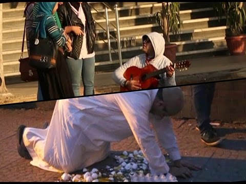 شاهد تقرير كوميدي لأحمد رأفت بالجيتار وقفص البيض