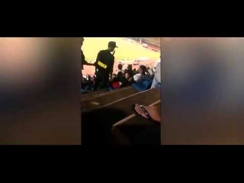 بالفيديو شرطي يصفع فتاة على وجهها