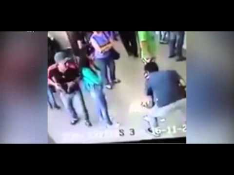 شاهد لص غبى يحاول سرقة شرطي في فنزويلا