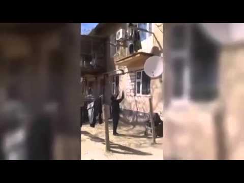 زوجة ترمي ابنها من الشباك ليتقطه زوجها