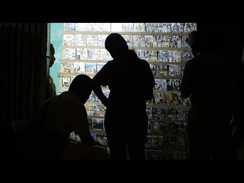 بالفيديو –  شرطة الحدود الإيطالية تضبط 800 بندقية في مرفأ ترييستي