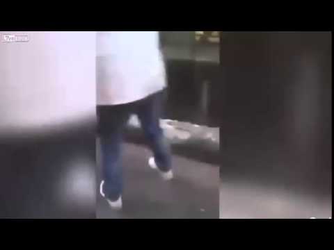 شاهد رجل يلقي امرأة في بالوعة صرف