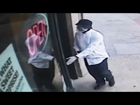 سارق يتخفي فى ملابس مايكل جاكسون