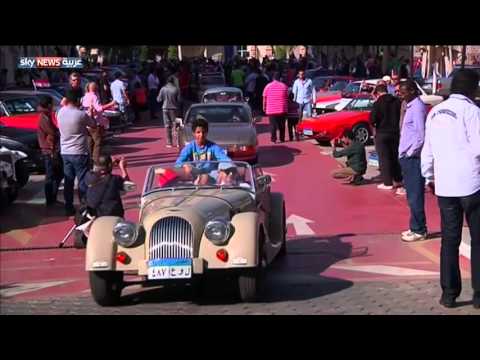 محبو السيارات القديمة يعرضون مقتنياتهم