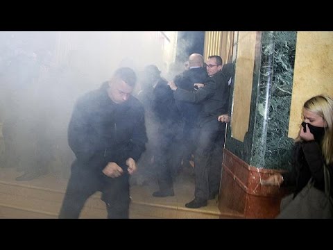 قنابل غاز مسيل للدموع في برلمان كوسوفو