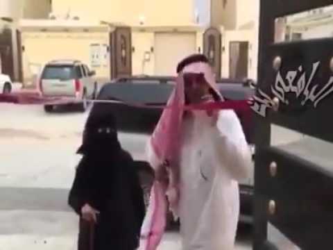 تصرفات شاب مع أمه خلال افتتاح منزله