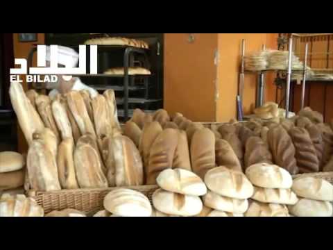 شاب يخاطر بحياته لاستعراض مهاراته بدراجة نارية